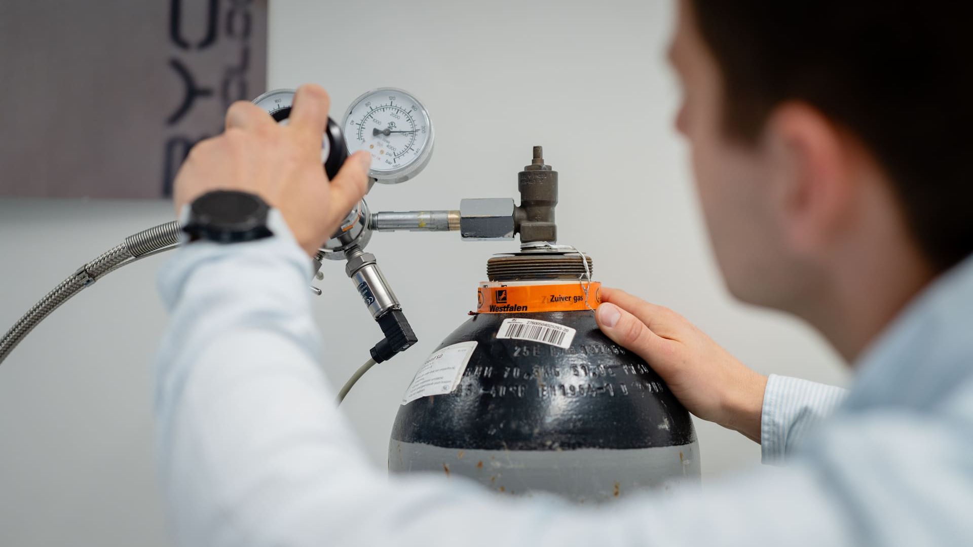 High pressure gas bottle handling