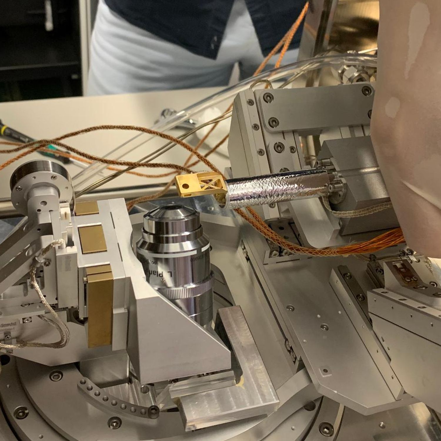 Showcase-cryogenic-microcooling-header