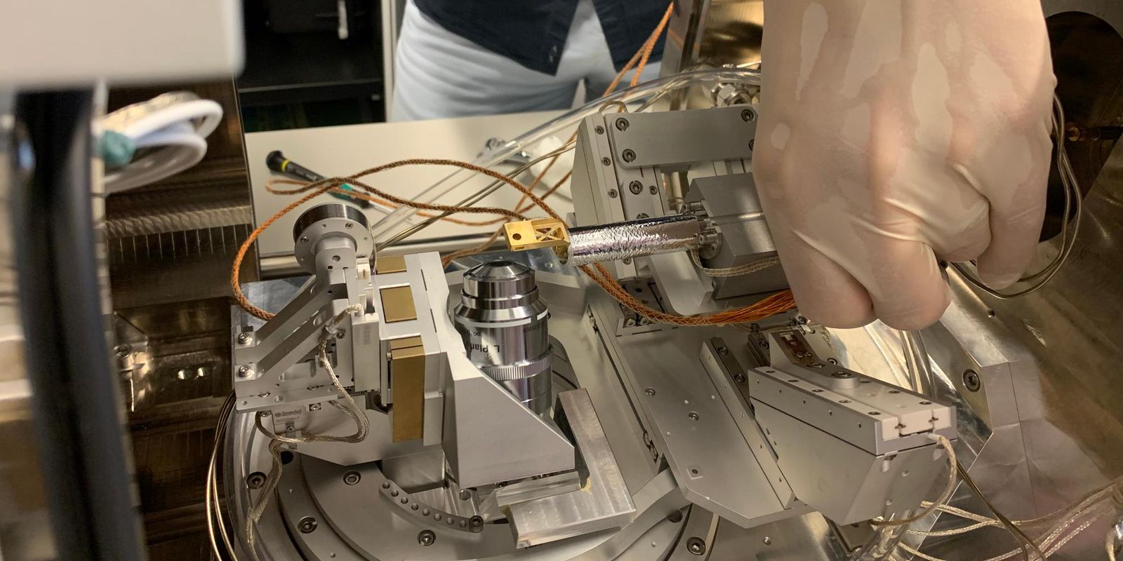 Showcase-cryogenic-microcooling-header