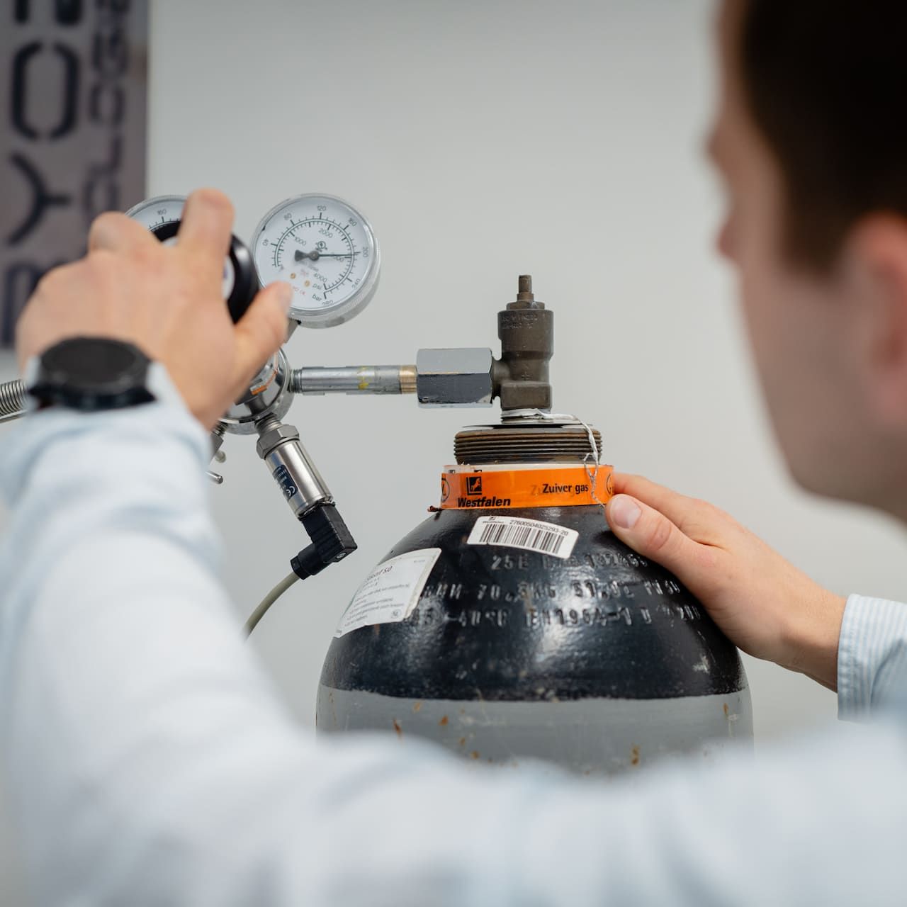 High pressure gas bottle handling