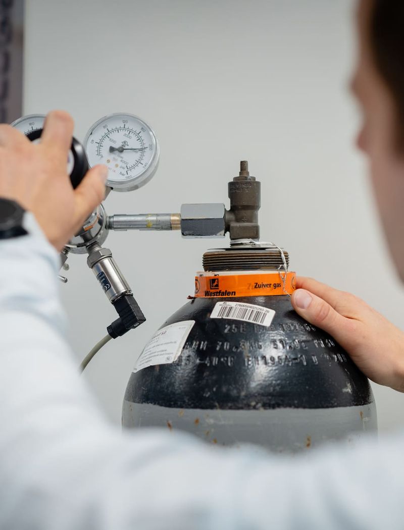 High pressure gas bottle handling